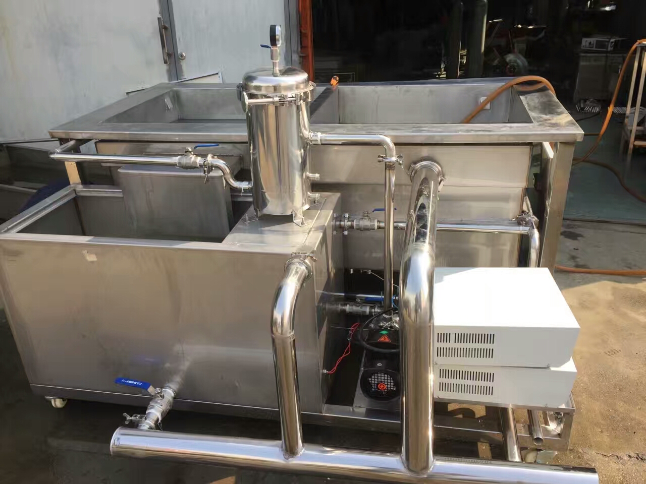 超聲波清洗機生產廠家操作時使用什么液體？